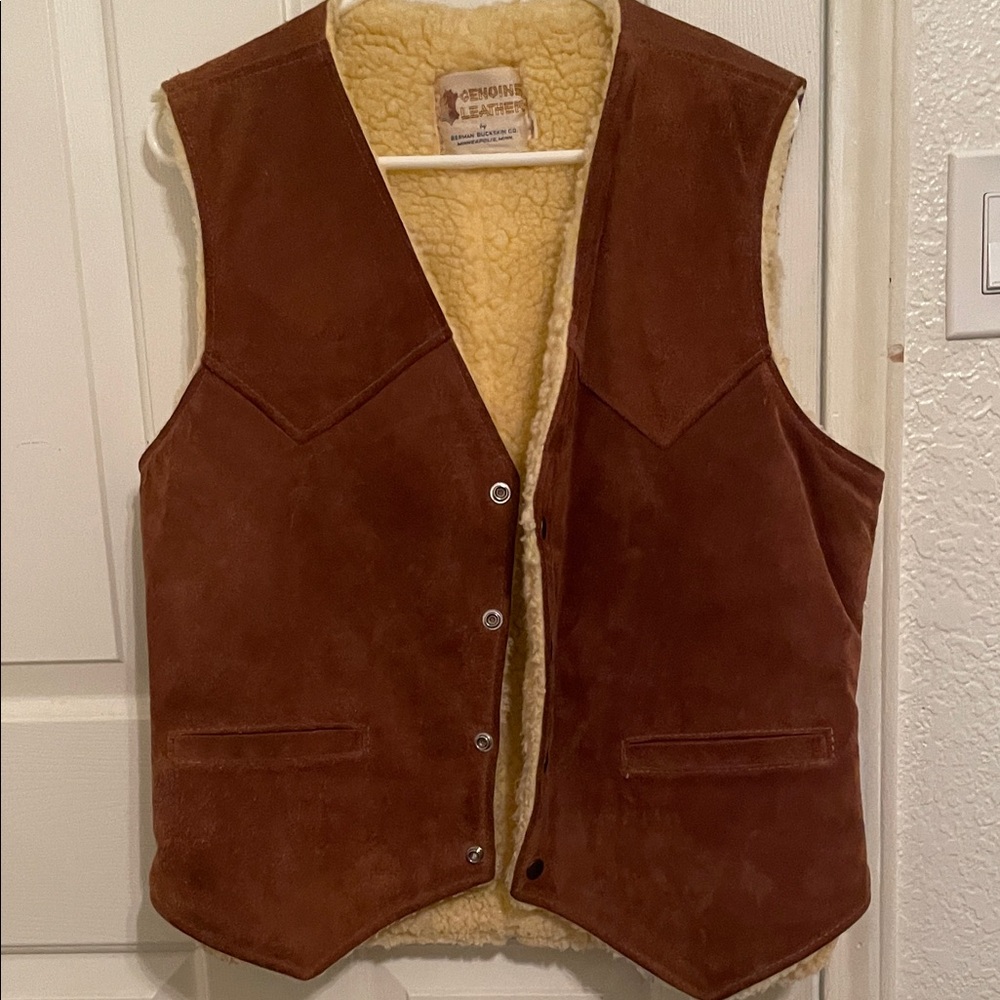 Vintage 70s 80s leather vest  shearling lined sz 42 EUC
Unisex great 🎁 USA